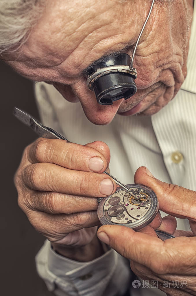 修理钟表的旧钟表匠