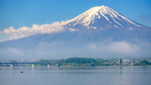 日本山梨河口湖岸边的富士山景观