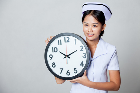 亚洲年轻护士与时钟