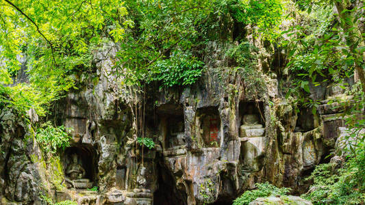 中国杭州灵隐寺附近的古代佛像岩石