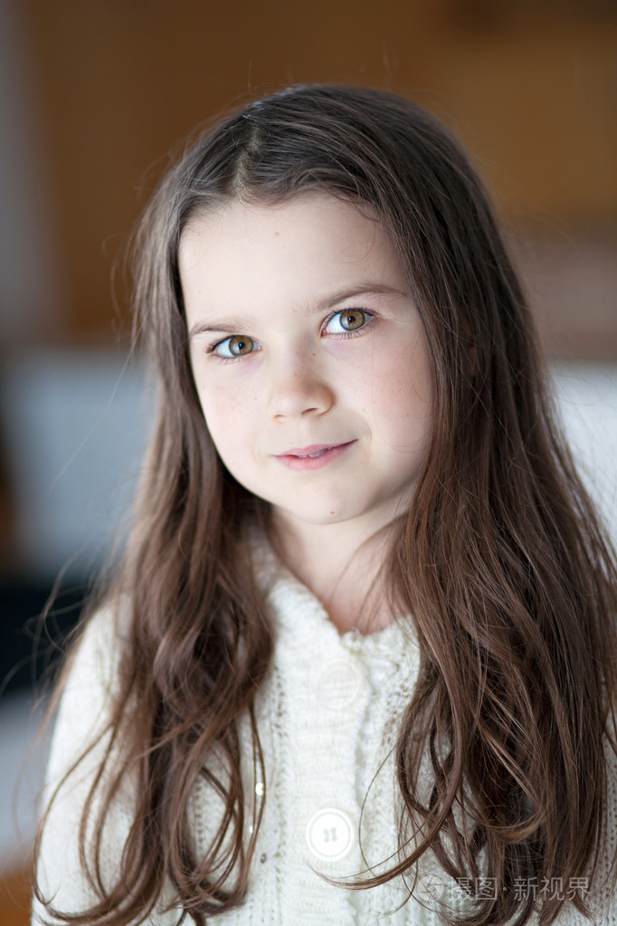 长头发的年轻女孩