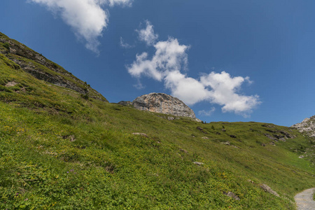 在瑞士, 欧洲的 Gemmi 通过的高山路线惊人的风景