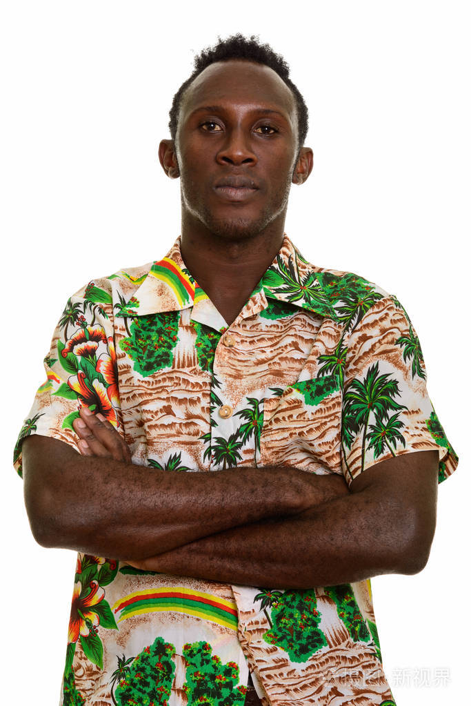 年轻黑人非洲人与胳膊横渡照片-正版商用图片097jx7-摄图新视界