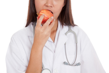 结束了年轻的亚洲女性医生吃苹果