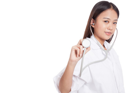 年轻的亚洲女医生用听诊器