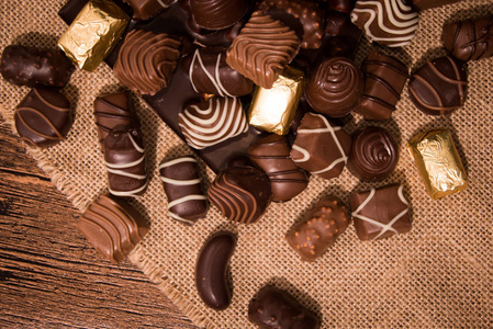 巧克力背景。在白色, 黑色和牛奶巧克力中分类的精美巧克力。果仁巧克力糖果