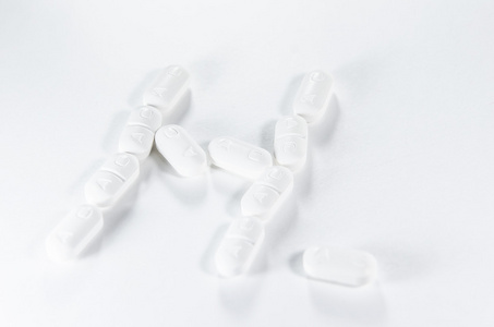 平板电脑药剂与孤立的白色背景上的包装