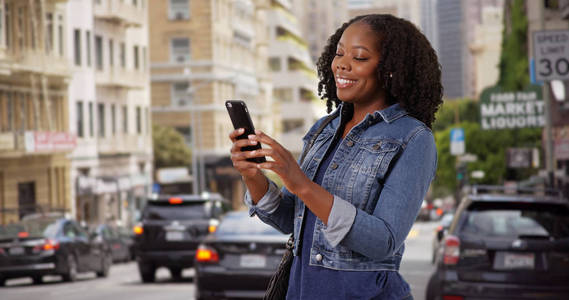 漂亮的黑人女性微笑着从男友在城市街道上的可爱文本
