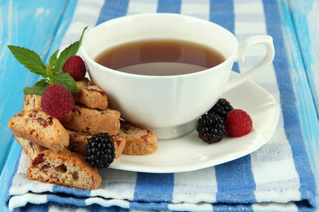 喝杯茶与 cookie 和表特写的莓果