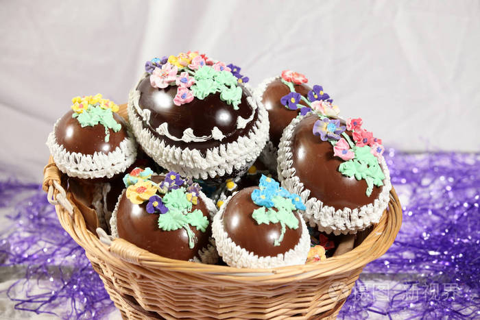 花式昂贵的装饰巧克力复活节彩蛋在篮子里