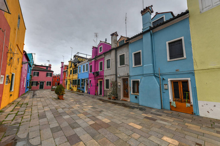 意大利威尼斯布拉诺岛的五颜六色的房子和运河
