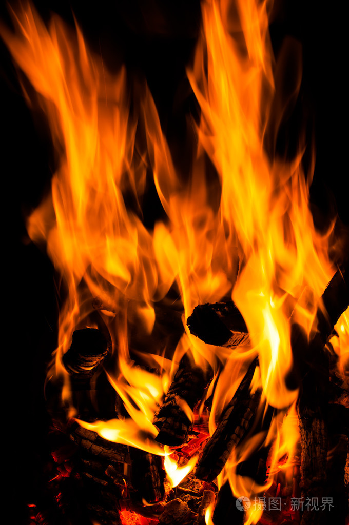 木柴燃烧着火