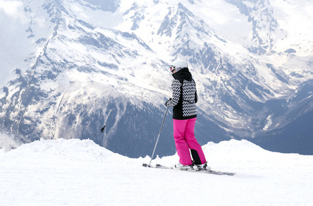 在高加索山区滑雪设备的滑雪者, 冬季滑雪胜地, 雪峰和斜坡