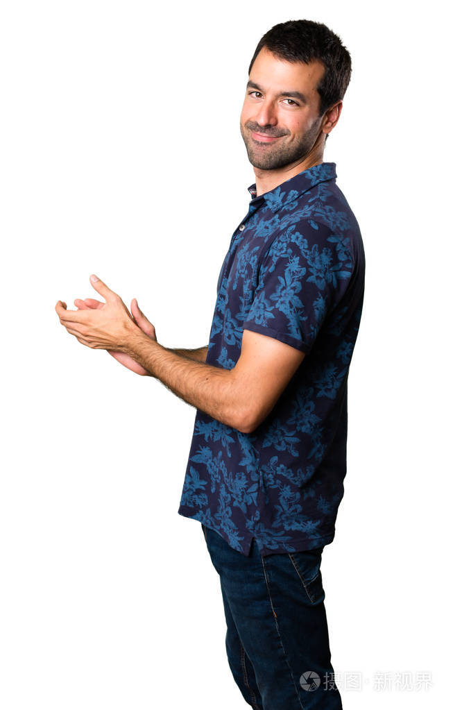 黑发男子鼓掌白色背景