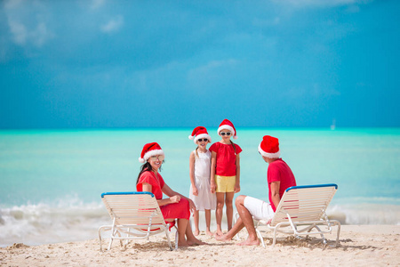 幸福的家庭，有两个孩子在暑假上圣诞老人的帽子