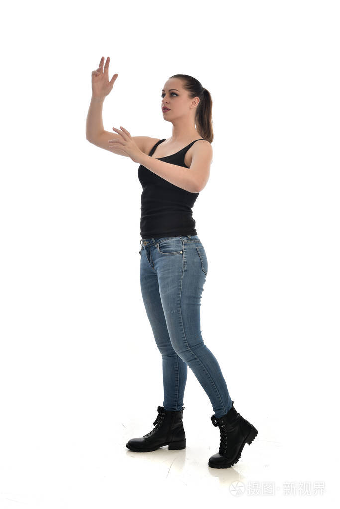 站立姿势.在白色工作室背景下被隔离