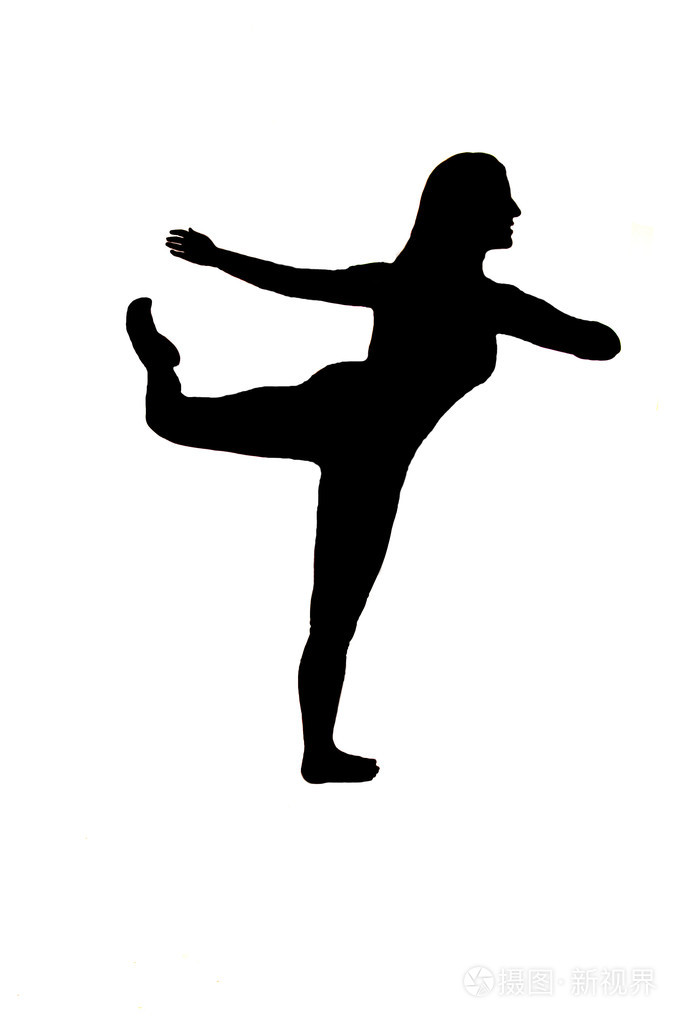 一个女人用一条腿向上跳舞的剪影