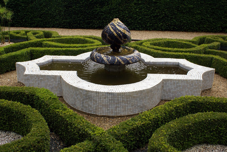摩尔人马赛克喷泉在花园，休德利城堡中，英国的格洛斯特郡
