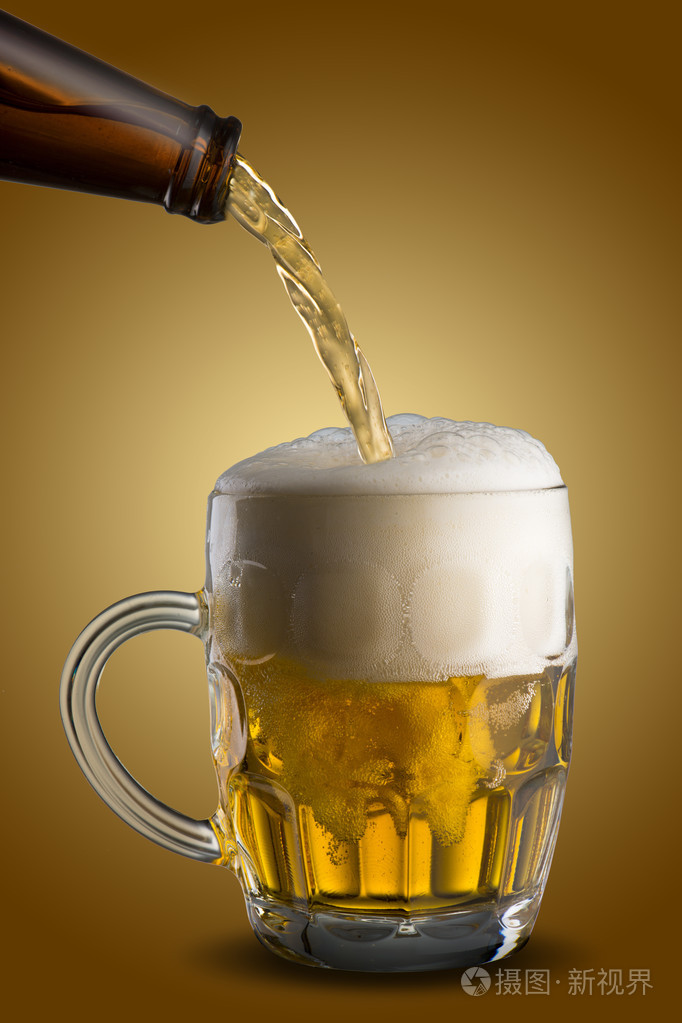 玻璃从瓶啤酒倒照片-正版商用图片097q00-摄图新视界