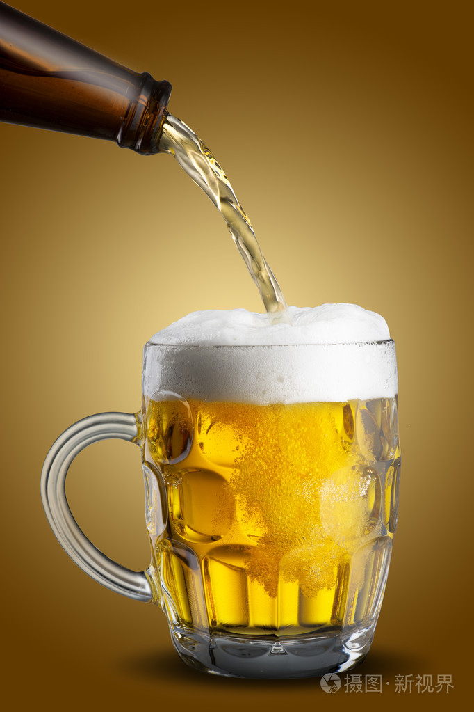 玻璃从瓶啤酒倒照片-正版商用图片097q0l-摄图新视界