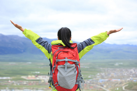 女人徒步旅行者张开双臂