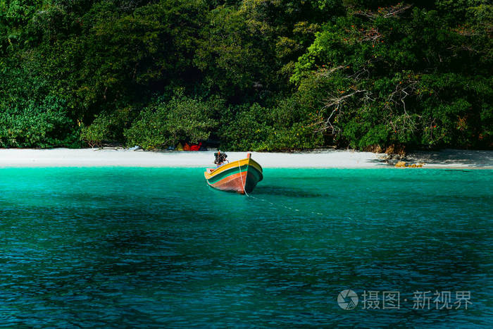 泰国花岛海滩和长尾船概念电影色彩