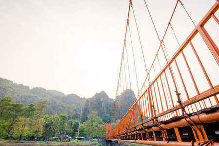 位于老挝万荣的宋河地标橙桥