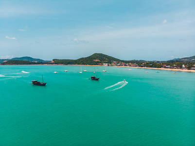 美丽的热带海滩和海的鸟瞰在海岛为旅行和假期的树