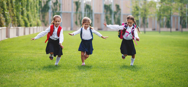 快乐的孩子女孩女朋友女学生小学学校