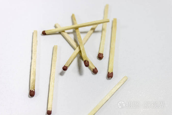 随机分离黑色火柴头覆盖匹配的角度特写镜头