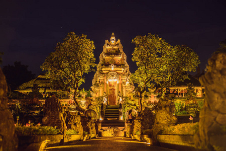 印尼巴厘岛普拉 Kemuda 萨拉斯瓦蒂寺夜景