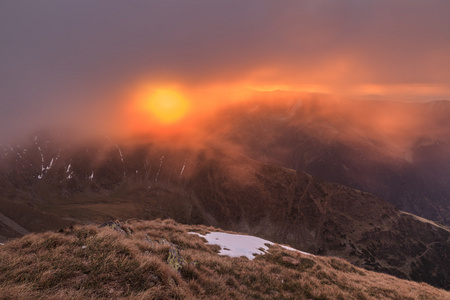 在 fagaras 山日出