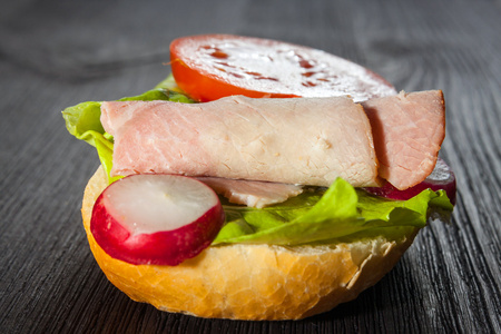 火腿，沙拉潜水艇三明治从新鲜切面包