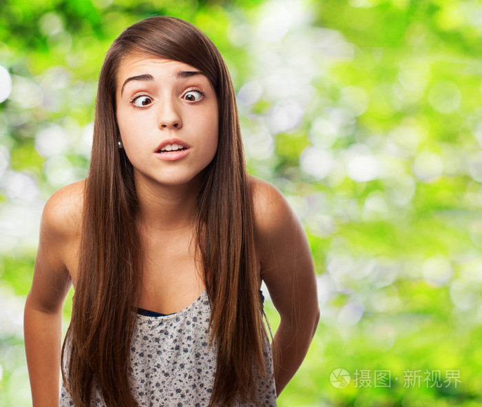 年轻漂亮的女孩开玩笑眯着眼睛