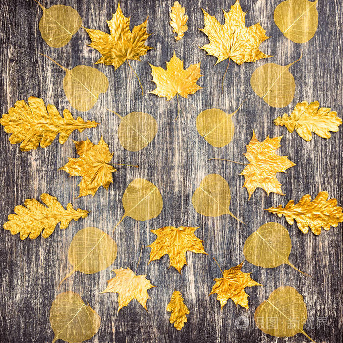 秋天图案金黄枫叶在木背景.顶部视图, 平面放置, 文本复制空间