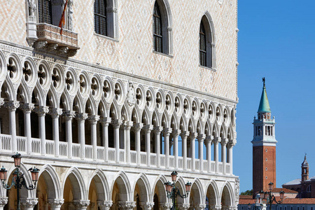 威尼斯, 总督宫门面和圣乔治钟楼在一个晴朗的日子在意大利