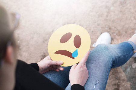 现代通信和在纸板上的笑脸图标.悲伤,忧郁和情绪概念照片