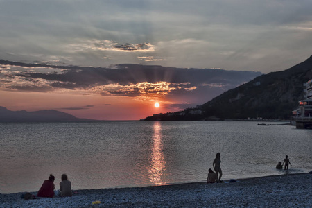 希腊路特奇海滩上美丽的日落