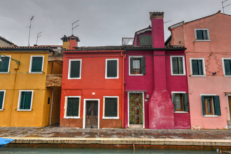 意大利威尼斯布拉诺岛的五颜六色的房子和运河