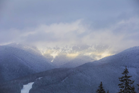 雪山, 美丽的山景。太阳的光芒穿过云层