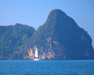 岩层和周围泰国甲米奥南的岛屿