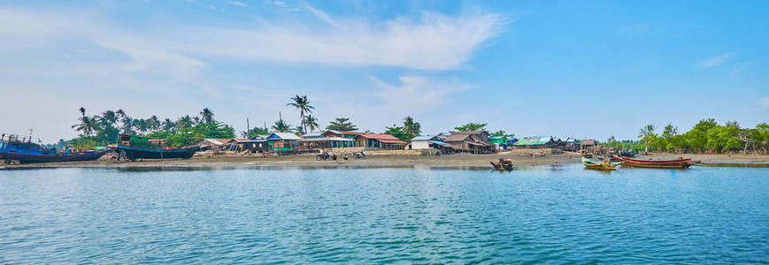 看法, 在老船和棚屋河的渔村, 位于同一名旅游胜地旁边, 面对孟加拉湾