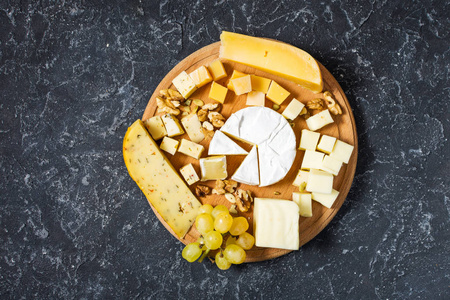在黑石桌上的各种类型的奶酪, 顶部视图
