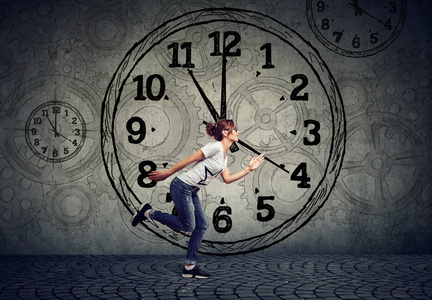一个女人的概念照片在匆忙运行与时间.年轻的女孩快没时间了照片