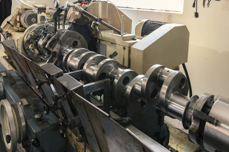 发动机零件的加工, 曲轴的磨削照片