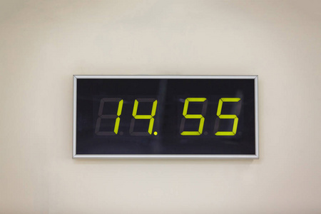 黑色数字时钟在白色背景显示时间14小时55分钟
