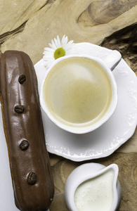 木盘子与咖啡手指饼与杯子新鲜的黑咖啡, 水罐奶油和咖啡豆在上部看法