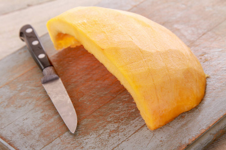 桌子上剥开的南瓜壳照片