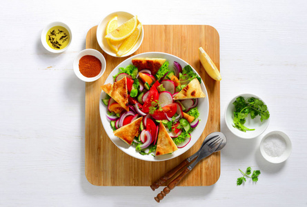 自制的 Fattoush 沙拉为一个人服务, flatlay