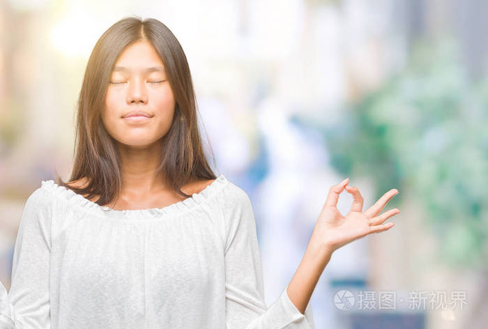 在孤立的背景下, 年轻的亚洲妇女放松和微笑闭上眼睛做冥想手势用手指
